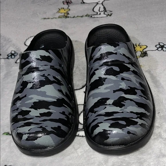 OOFOS | Shoes | Oofos Camo Slip On | Poshmark